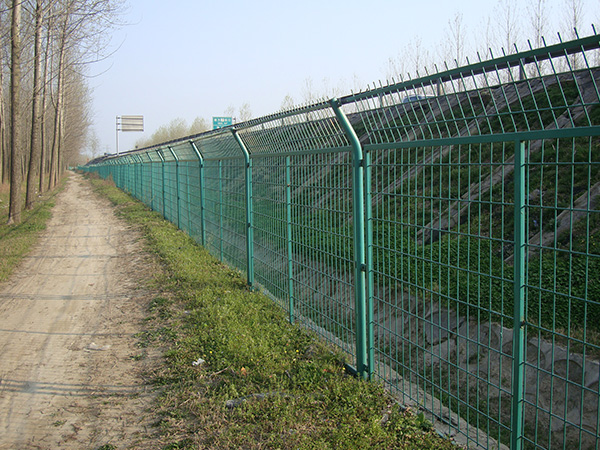 公路隔離柵價(jià)格圖片2